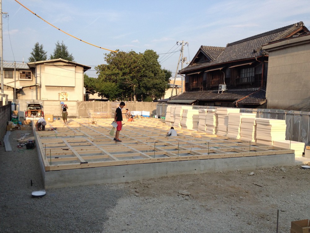 土台敷き、断熱材充填。