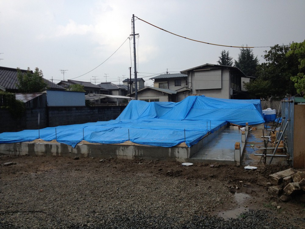 土台敷き、断熱材充填。