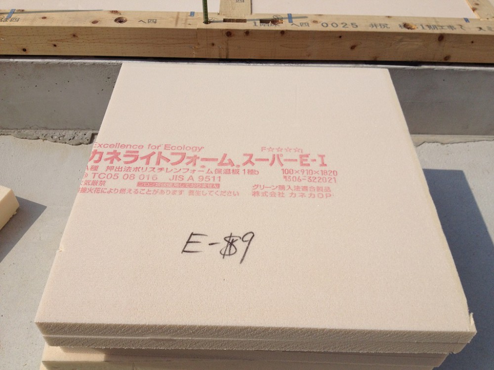 土台敷き、断熱材充填。